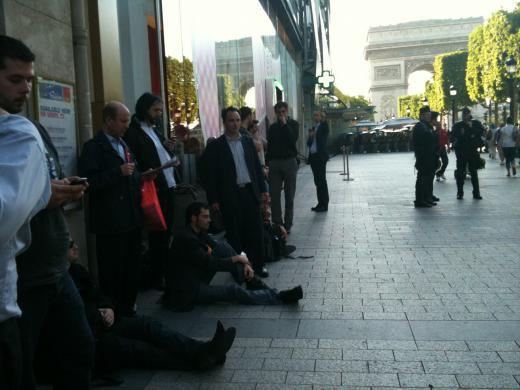 iPhone 4 : la queue sur les Champs Elysées