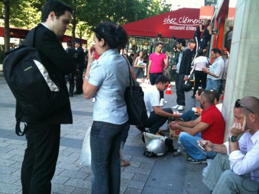 iPhone 4 : la queue sur les Champs Elysées