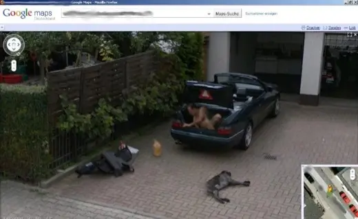 Tout nu dans son coffre sur Google Street View