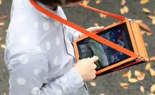 Marcher dans la rue avec son iPad