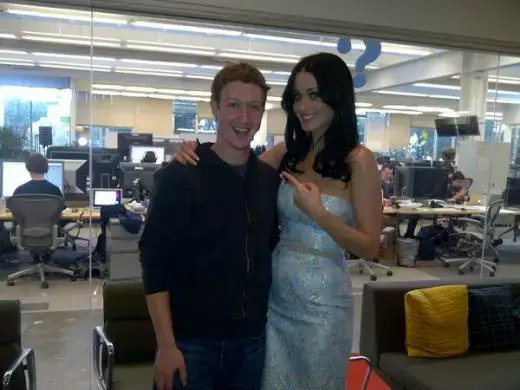 Katy Perry grille Ping pour Facebook