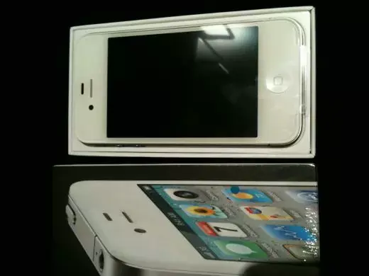 iPhone blanc : les stocks sont l&agrave;, mais la vente reste interdite