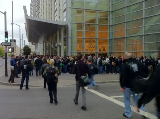 Keynote : tous dans la file en attendant le direct dès 18h30 !