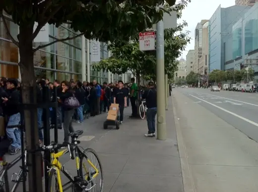 Keynote : tous dans la file en attendant le direct dès 18h30 !