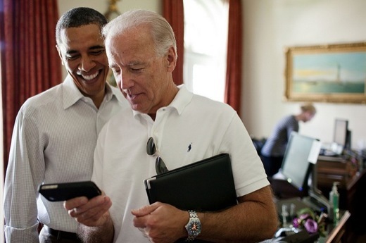 Obama et Biden se bidonnent sur iPhone