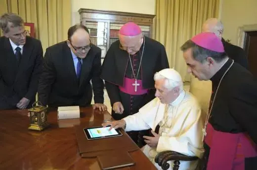 Benoit XVI va allumer un sapin de Noël géant avec son iPad