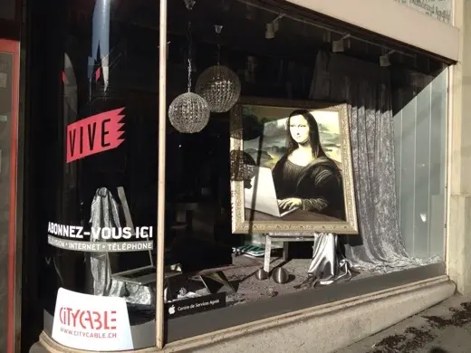 La chouette vitrine de Noël d'un revendeurApple suisse