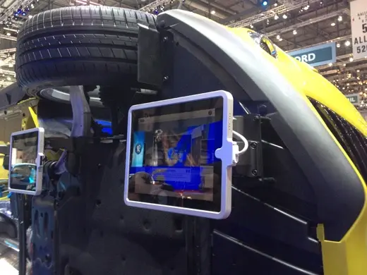 Salon de l'auto : l'iPad reste la star du salon (avec les hôtesses)