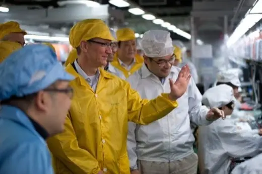 Tim Cook porte le maillot jaune et visite Foxconn