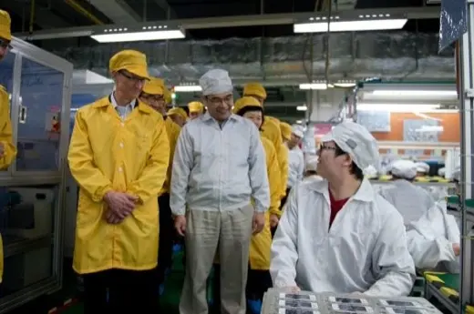 Tim Cook porte le maillot jaune et visite Foxconn