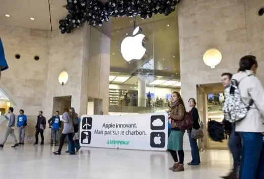 Un nuage noir devant l’Apple Store du Louvre