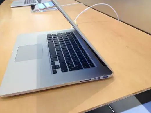 Les MacBook Pro Retina arrivent dans les AppleStore