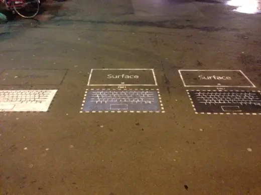 Surface fait sa pub sur les trottoirs parisiens