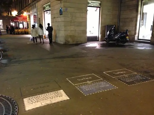 Surface fait sa pub sur les trottoirs parisiens