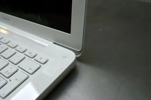 MacBook Unibody : le plastique arrondit les angles