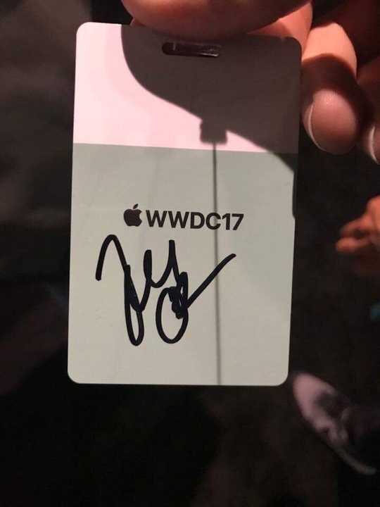 L'image du matin : Tim Cook signe les badges de la WWDC