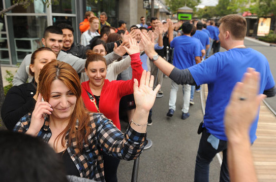 Attendre des heures devant l'Apple Store pour qu'on vous tape dans la main