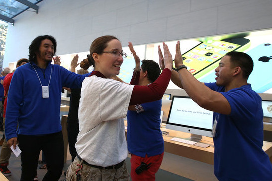 Attendre des heures devant l'Apple Store pour qu'on vous tape dans la main