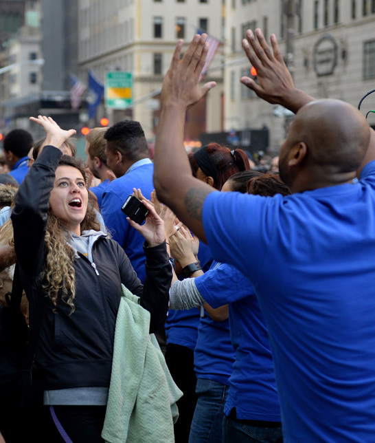 Attendre des heures devant l'Apple Store pour qu'on vous tape dans la main