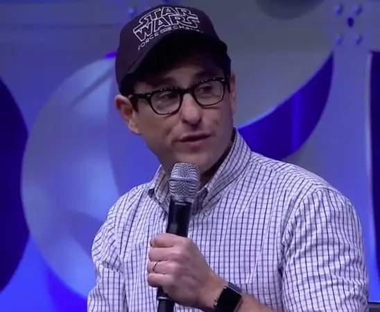 Une Apple Watch sur le bras de JJ Abrams lors de la conférence Star Wars