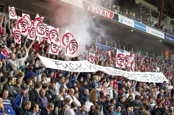 Quand des supporters du PSV Eindhoven refusent le Wifi dans leur stade