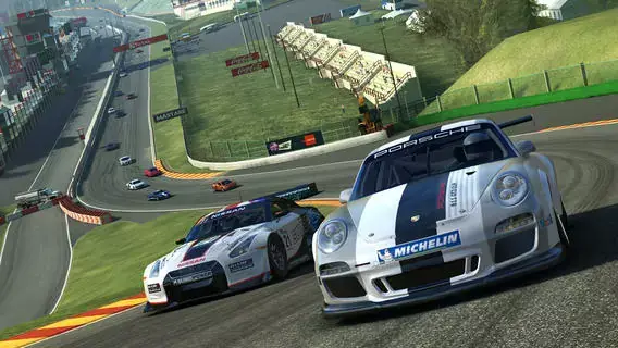 Real Racing 3 fait vrombir la Porsche 911 RSR et le V8 de l'Ariel Atom