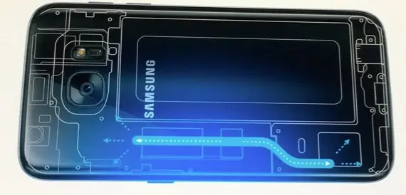 Samsung présente son Galaxy S7 (avec un casque Gear VR sur la tête des journalistes)