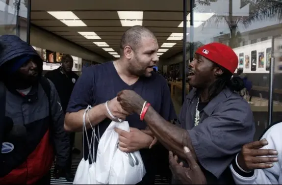 Des incidents devant les Apple Store en raison des trop faibles stocks