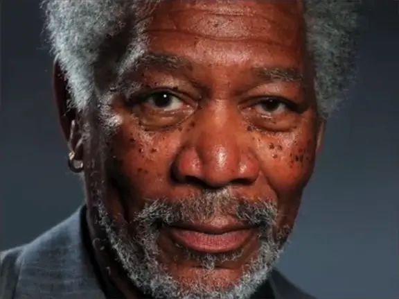 Morgan Freeman a toujours le regard profond et un sourire malicieux