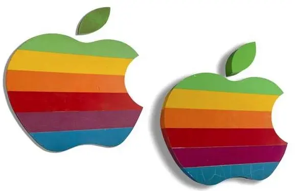 Deux originaux du logo arc-en-ciel d'Apple mis aux enchères pour 15 000$