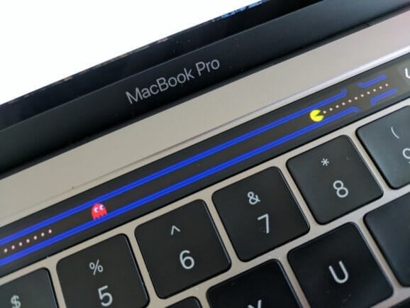 Illustration : Pac-Man file sur le ruban tactile des MacBook Pro Retina