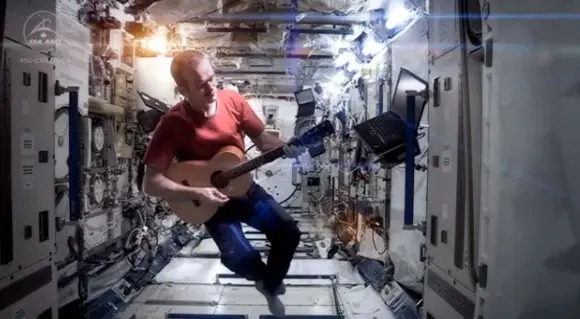 En direct de l'espace : Chris Hadfield chante du David Bowie devant son iPad