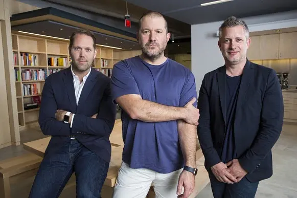 De gauche à droite : Alan Dye, Jony Ive, Richard Howart