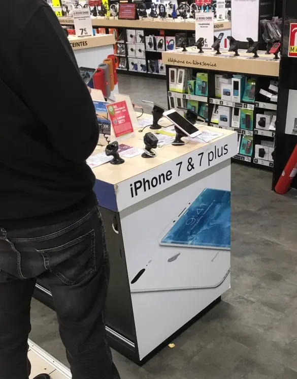 L'image du jour : à Auchan, les visuels utilisés pour l'iPhone sont très... originaux