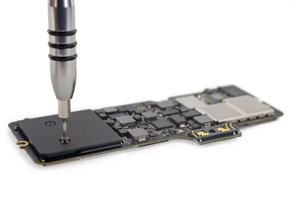 Le MacBook Retina 12" démonté également par iFixIt, avec une très mauvaise note