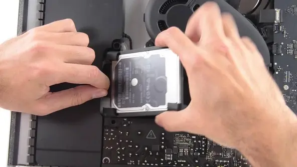 Démontage de l'iMac Retina 4k : dalle LG, CPU & RAM soudés, et un disque dur médiocre