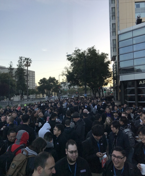 #WWDC : beaucoup de développeurs se pressent devant le McEnery Convention Center (photos)