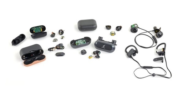 Six paires d'écouteurs sans fil passent sur l'établi d'iFixit
