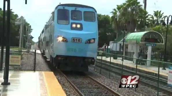 Il saute d'un train en marche pour récupérer son téléphone et se fait percuter