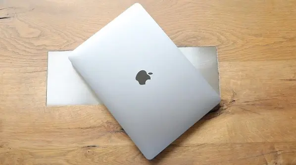 Il trébuche, du vin entre dans son MacBook Pro 2016, le SAV lui sort un devis à 1500€ !