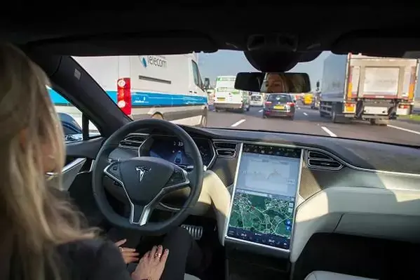 Tesla : l'Autopilot mis en cause par le NTSB (et un peu le conducteur)