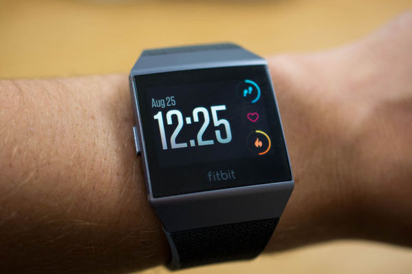 Fitbit sort sa nouvelle smartwatch Ionic et des écouteurs sans fil le 1er octobre