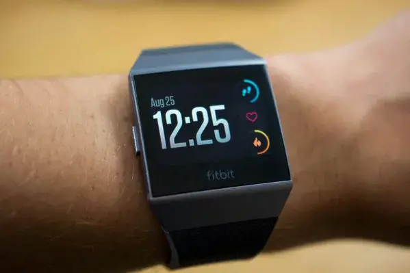 Fitbit sort sa nouvelle smartwatch Ionic et des écouteurs sans fil le 1er octobre