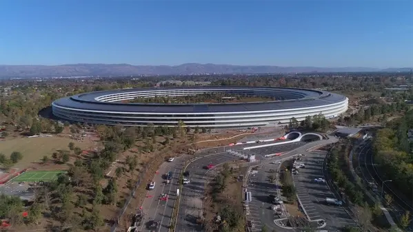 Survol de l’Apple Park : qui est Marthews Roberts, le pilote du drone ?