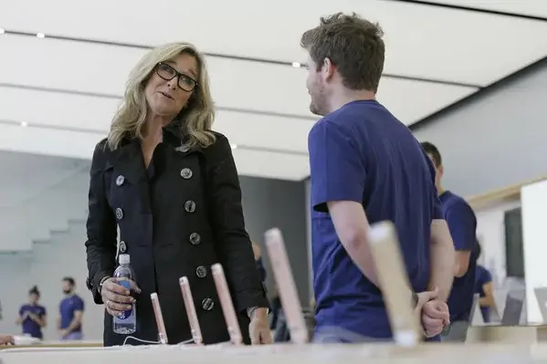 Angela Ahrendts sur ses critiques "Je n'en lis aucune... [...] et aucune n'est factuelle"