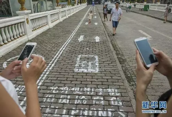 L'image du jour : en Chine, les zombies du smartphone ont leur propre trottoir