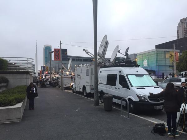 H-1 : la presse afflue devant le Yerba Buena Center de San Francisco (photos) #keynote