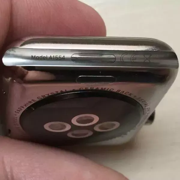 Le port "diagnostic" de l'Apple Watch visible uniquement sur les modèles en boutique ?