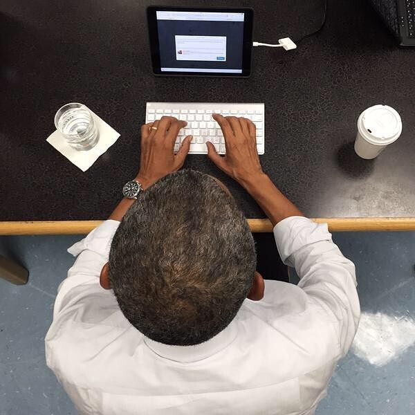 L'image du jour : Obama a besoin d'un clavier pour gazouiller sur son iPad