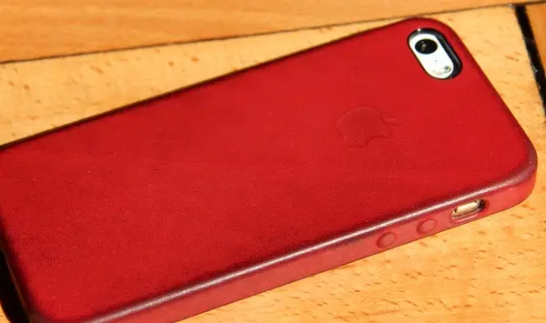 Apple met en vente des coques (RED) en cuir pour iPhone 6s (Plus)